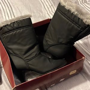 Bay colony women’s black winter boots.